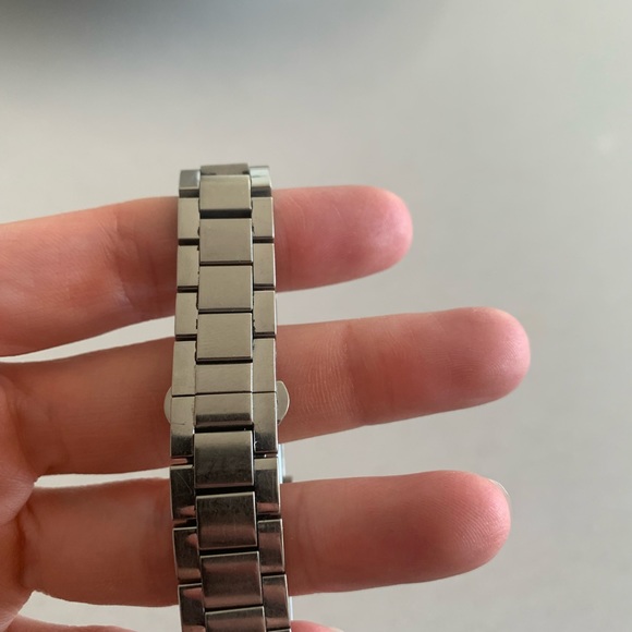 AUTHENTIC GUCCI Swiss made brushed stainless steel women’s watch - Picture 4 of 7